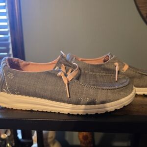 Woman's Hwy Dudea Size 8